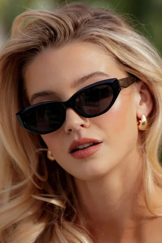 Loretta Sunglasses : Black/Triple Black Lens